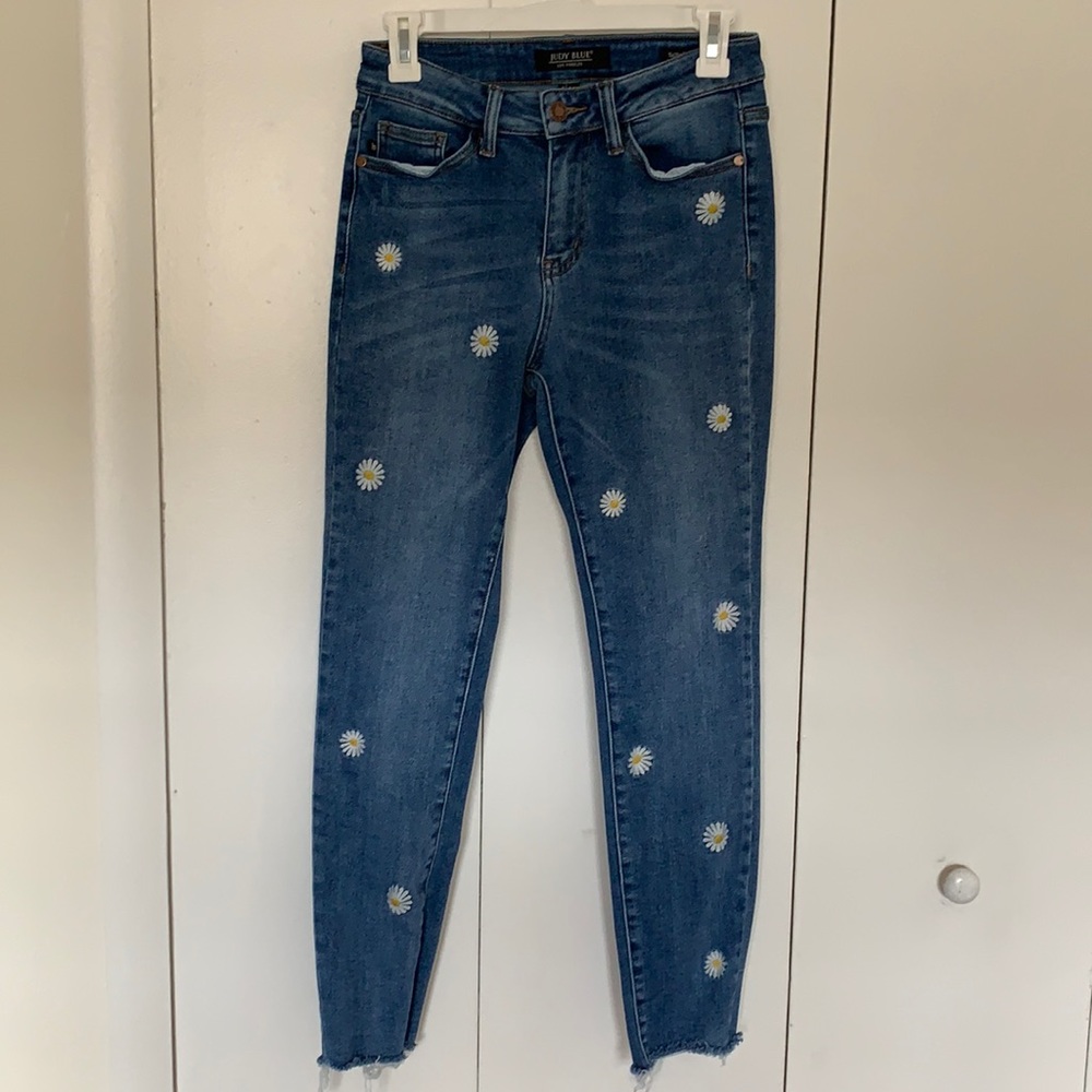 Cute Daisy Embroidered Crop Jeans Raw Hem